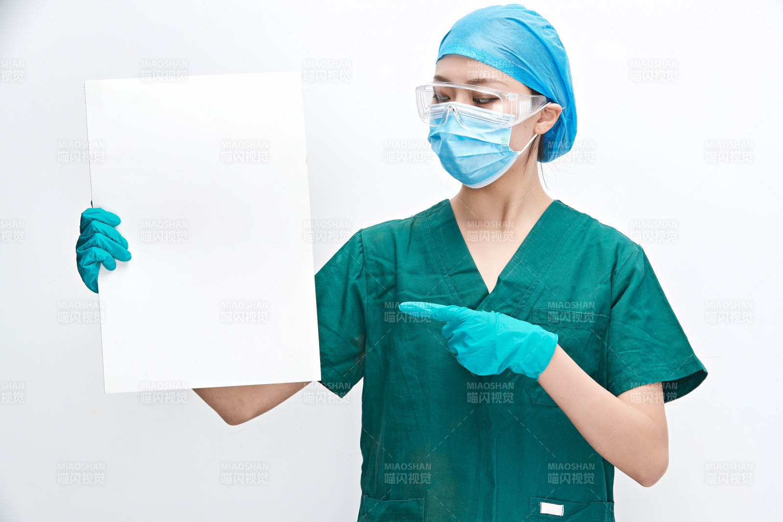 白色背景下的外科手術醫療人員形象