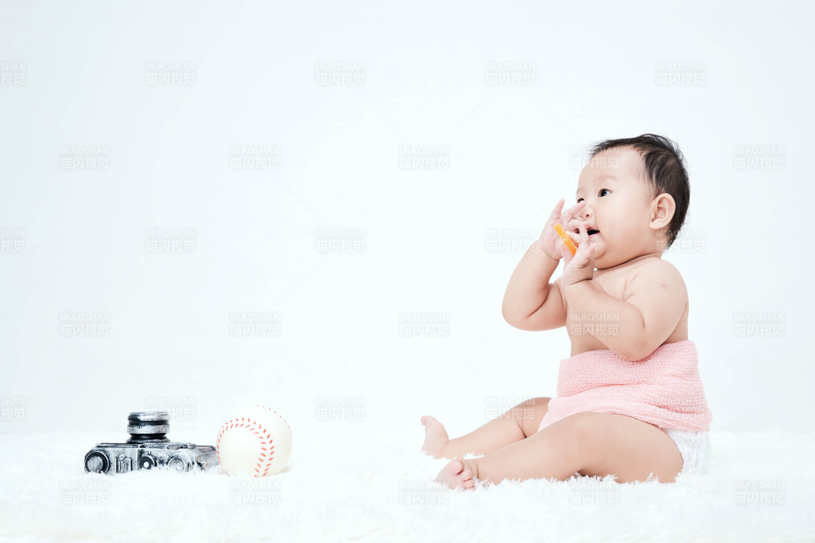 可愛(ài)的寶寶在毛茸茸的墊子上玩耍