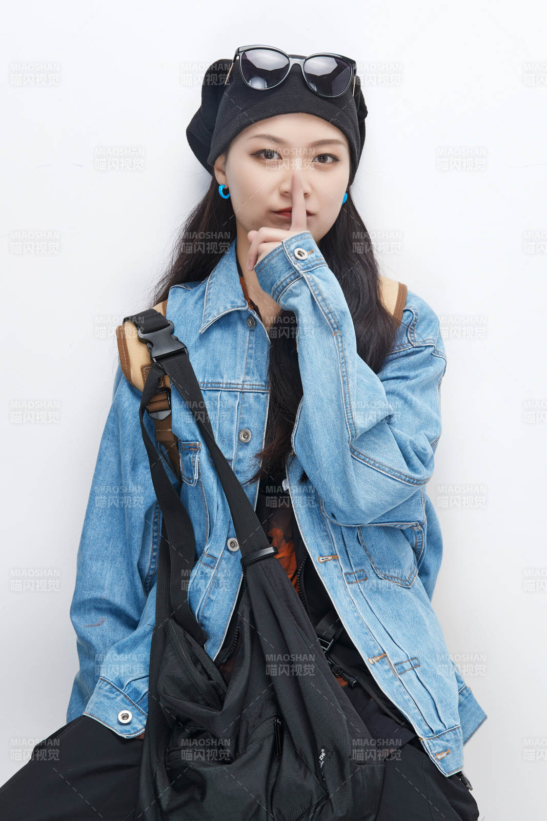 白色背景下準備出發旅行的美麗東方女大學生