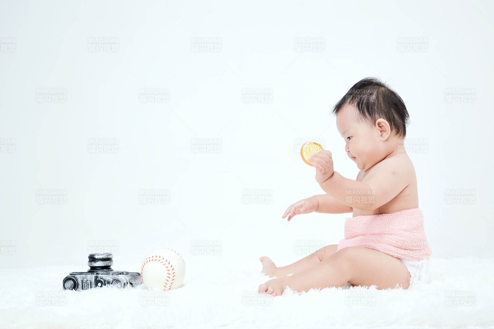 可愛(ài)的寶寶在毛茸茸的墊子上玩耍