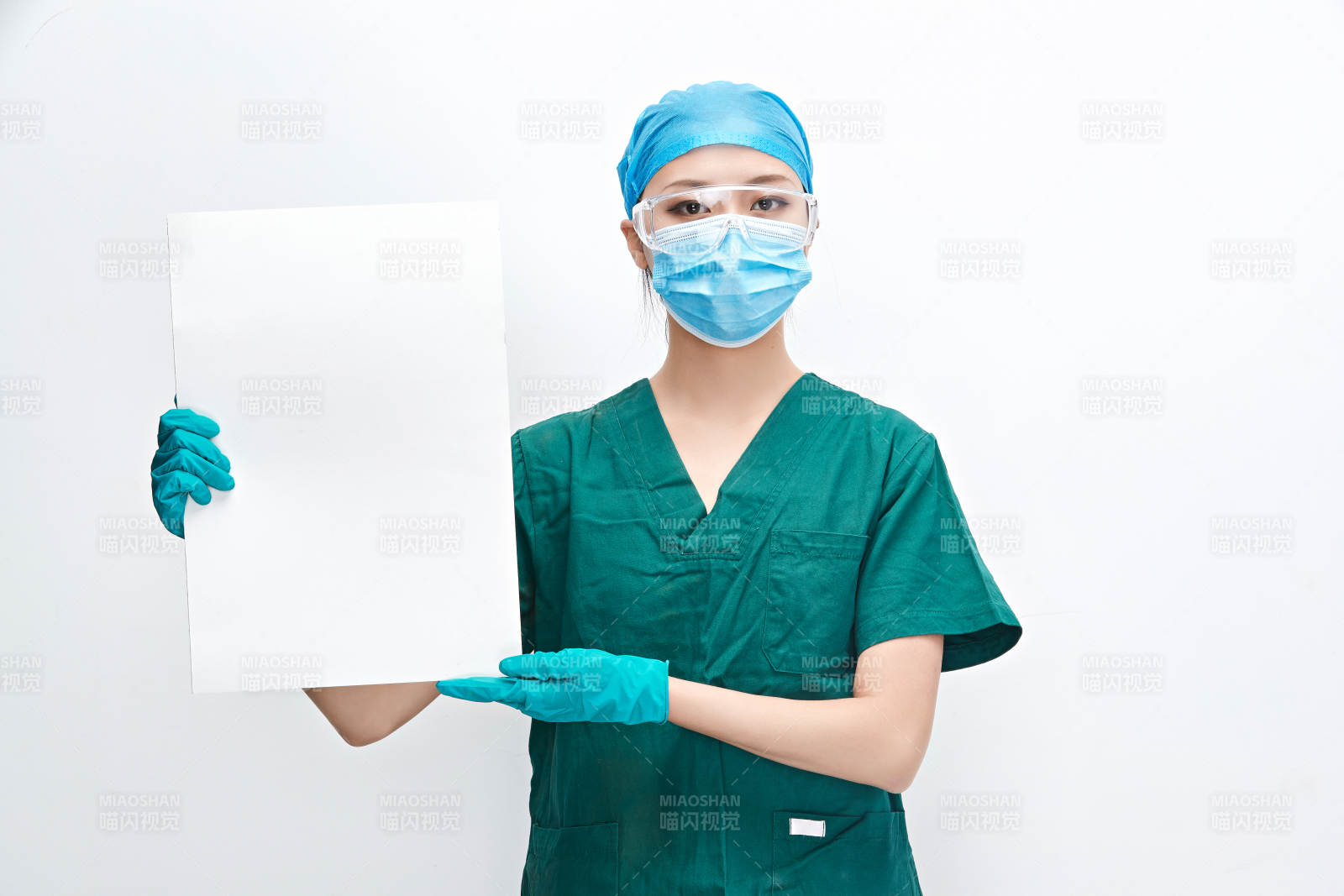 白色背景下的外科手術(shù)醫(yī)療人員形象