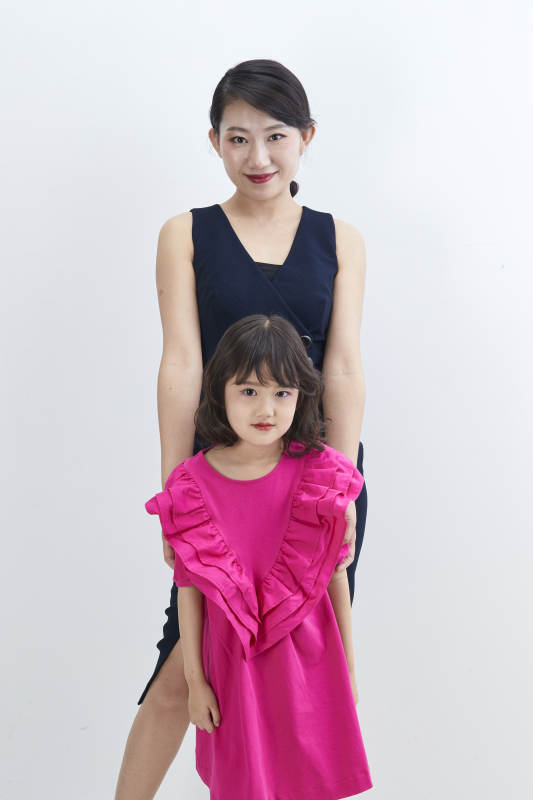 白色背景的美丽妈妈与可爱女儿亲子人像