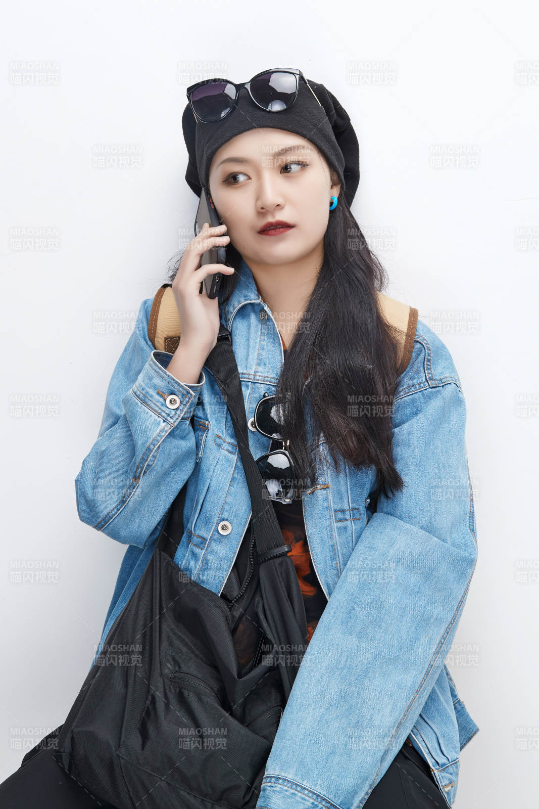 手里拿著手機準備出發的美麗東方女孩