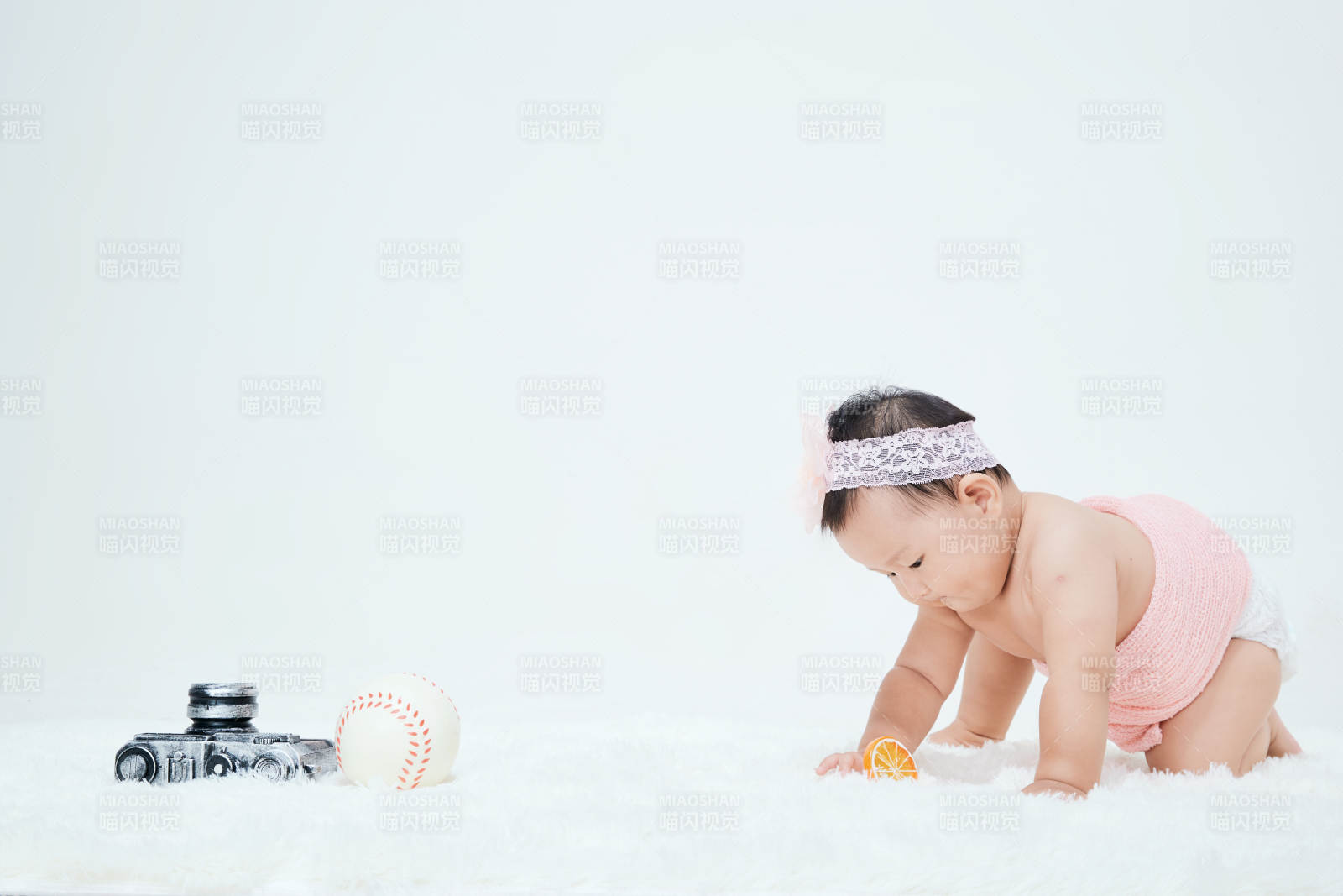 可愛的寶寶在毛茸茸的墊子上玩耍