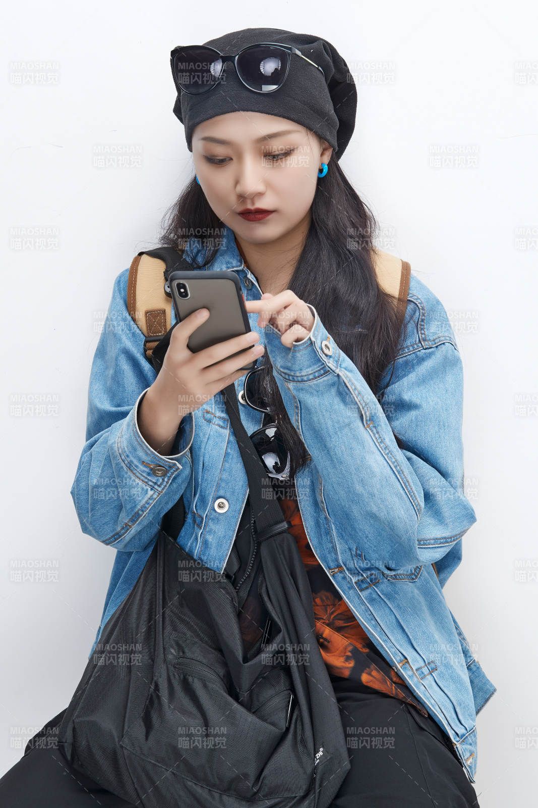 手里拿著手機準備出發的美麗東方女孩