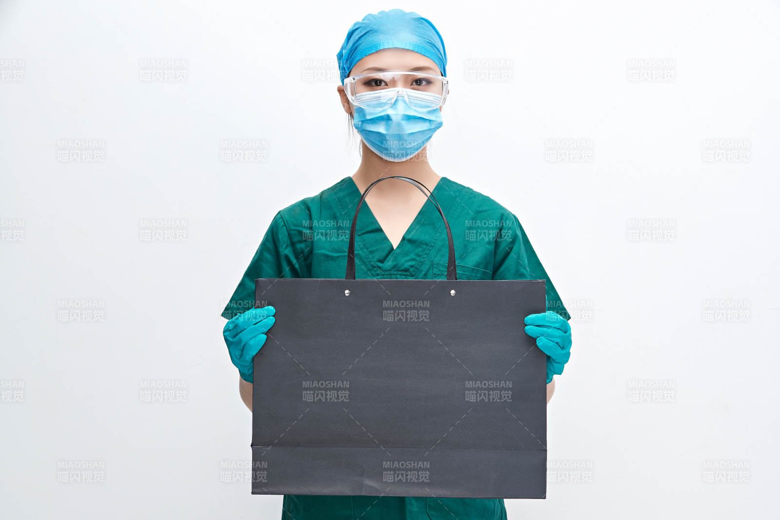 白色背景下的外科手術醫療人員形象