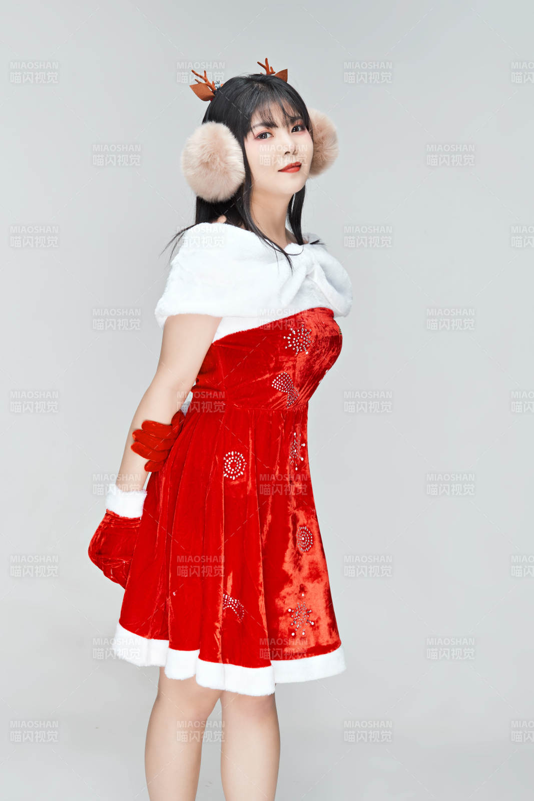 身穿圣誕服飾的性感可愛亞洲少女