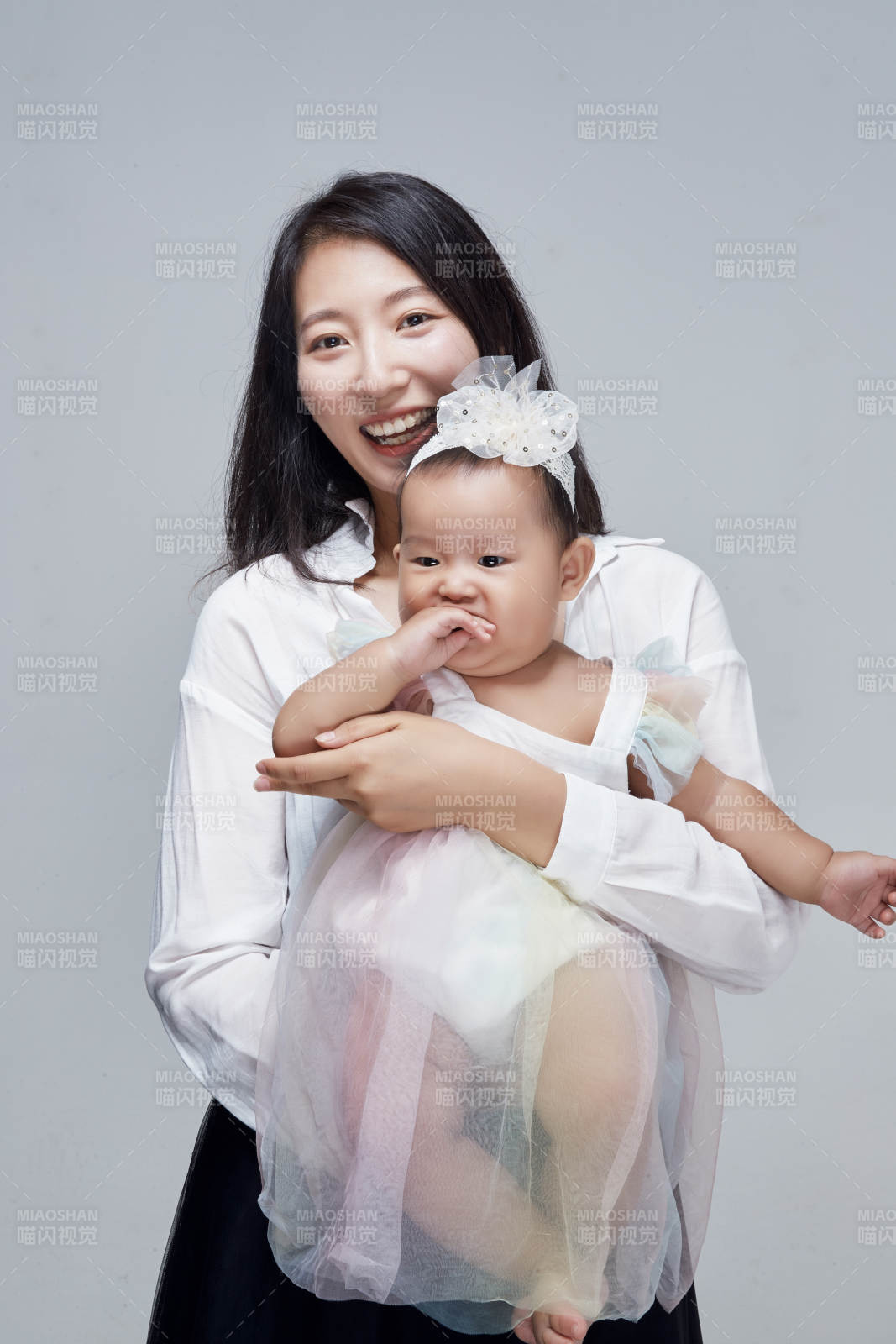 媽媽陪伴寶寶快樂的玩耍