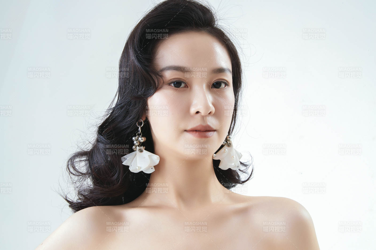 棚拍白色背景下的潔白婚紗新娘美妝