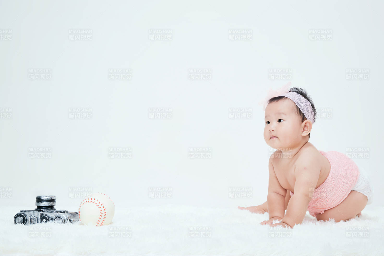 可愛的寶寶在毛茸茸的墊子上玩耍