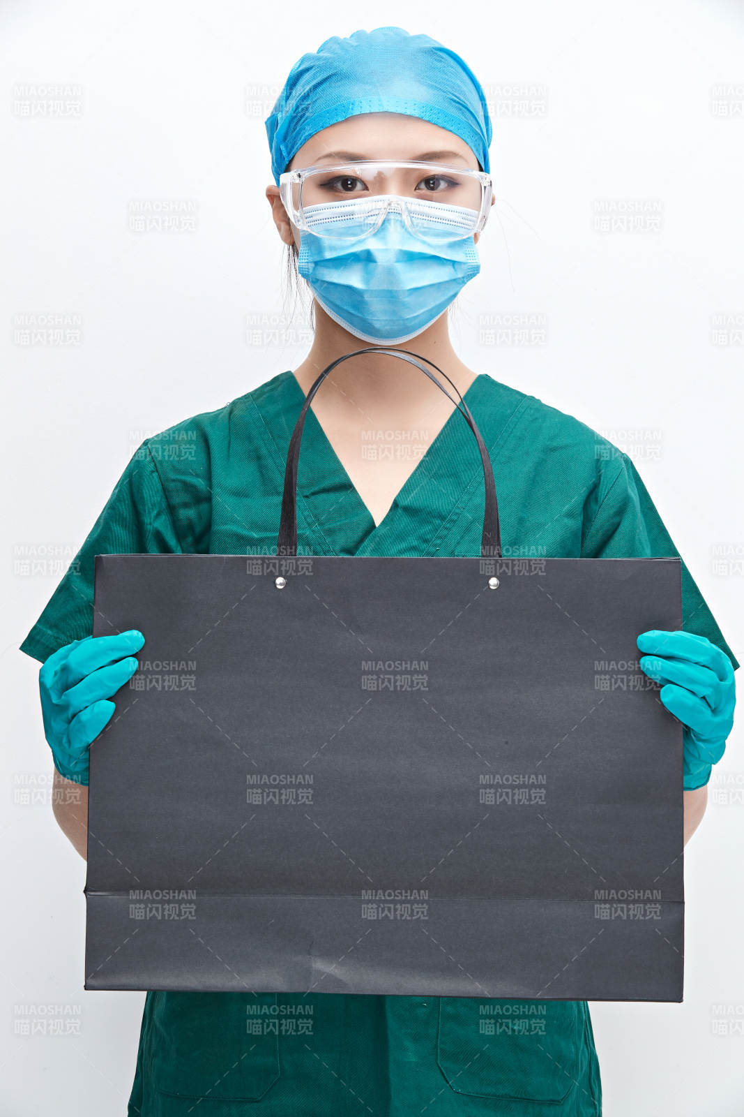 白色背景下的外科手術(shù)醫(yī)療人員形象
