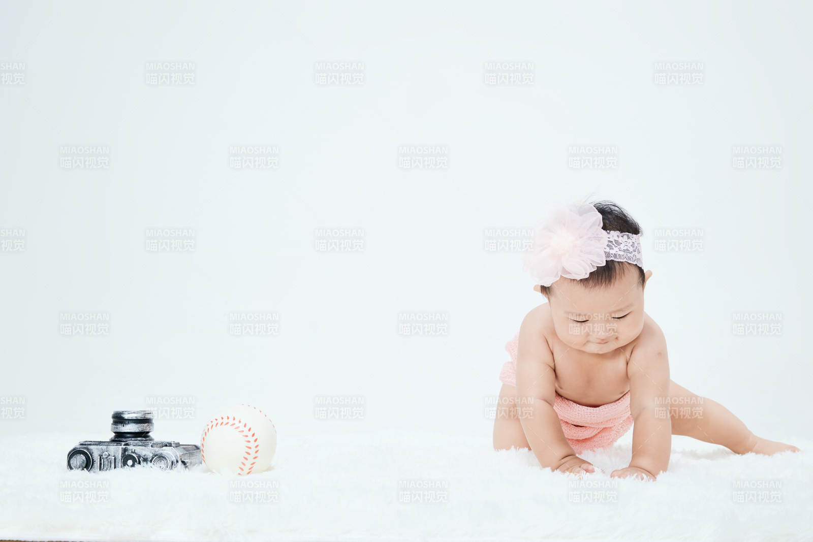 可愛的寶寶在毛茸茸的墊子上玩耍