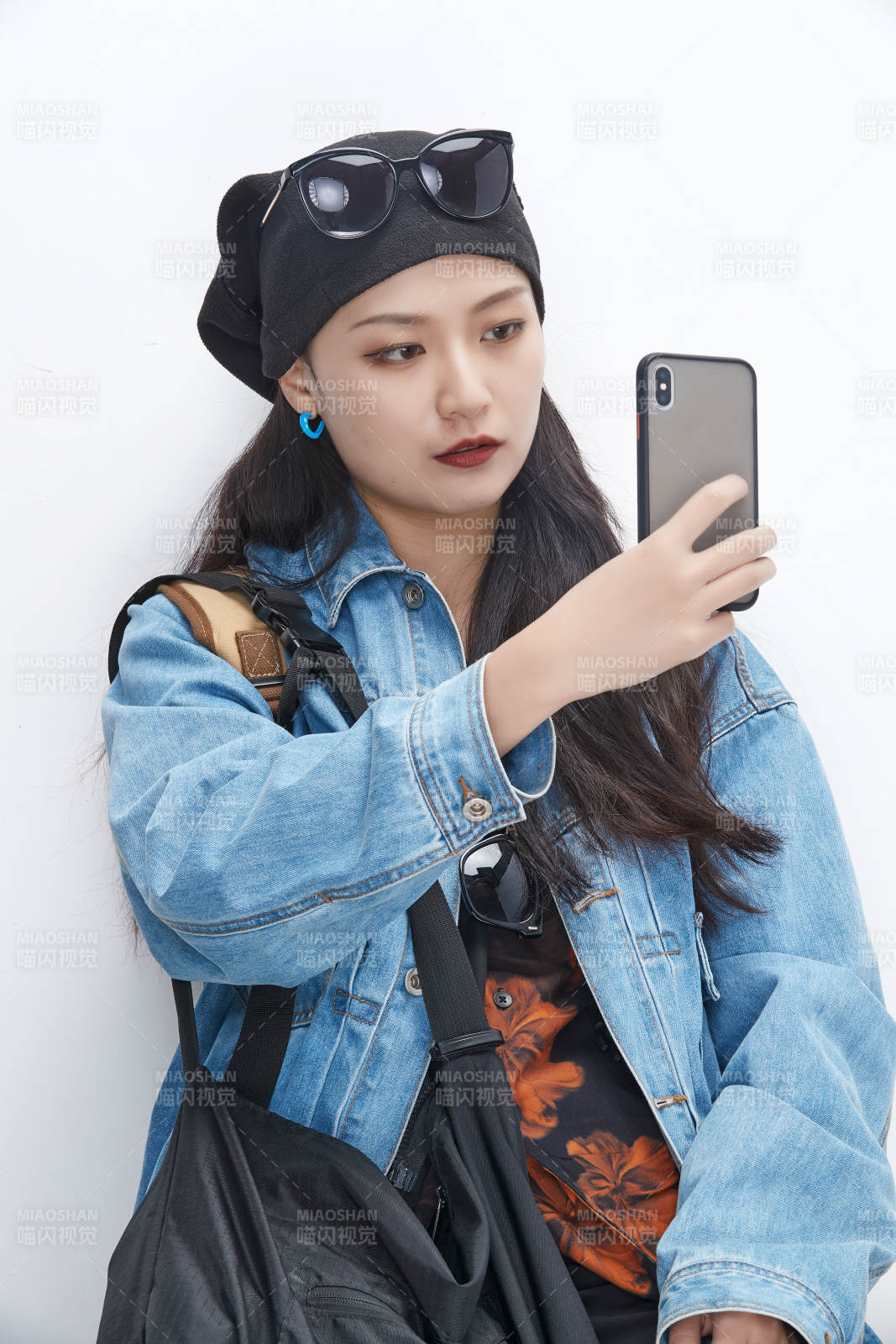 手里拿著手機準備出發的美麗東方女孩