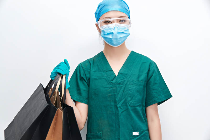 白色背景下的外科手术医疗人员形象