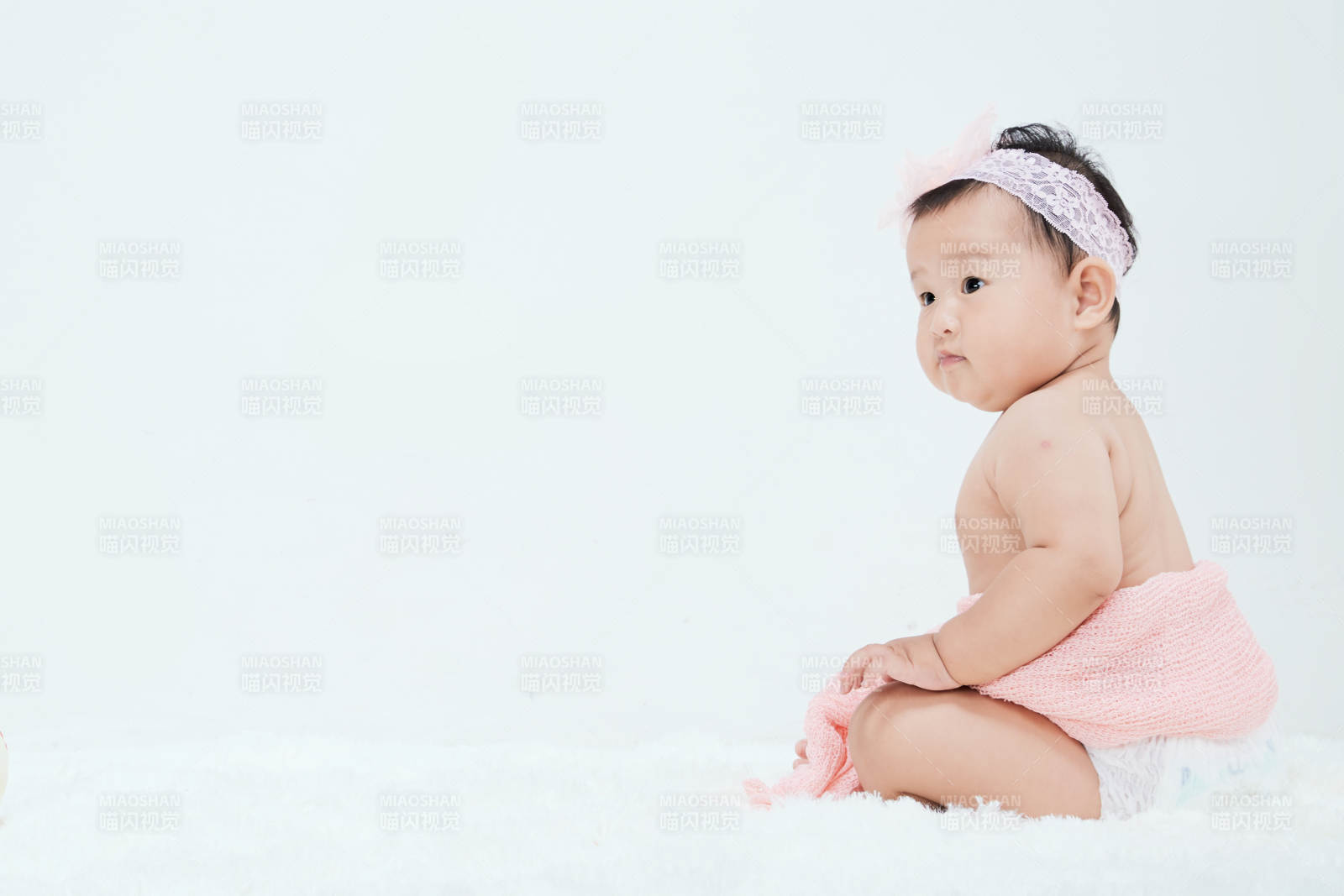 可愛的寶寶在毛茸茸的墊子上玩耍