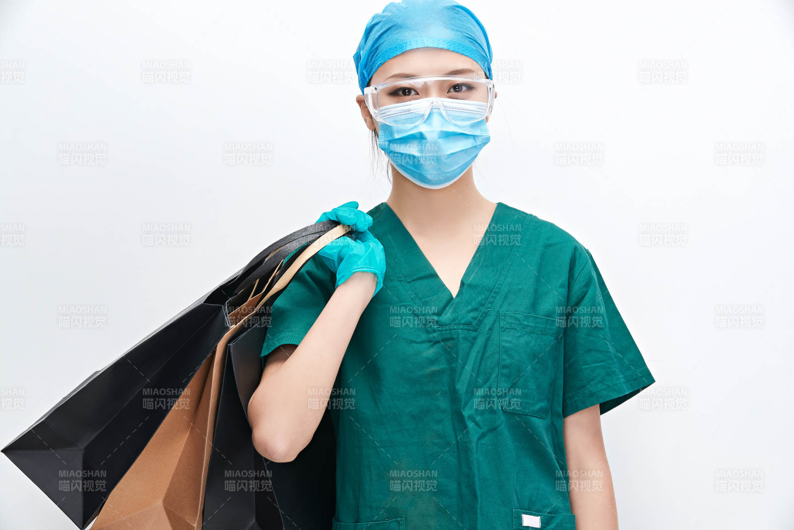 白色背景下的外科手術醫療人員形象