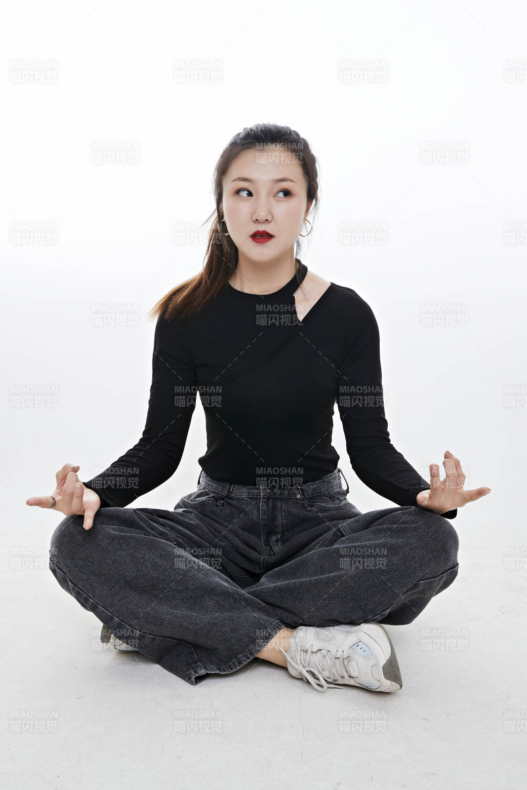 跳街舞的青年女性