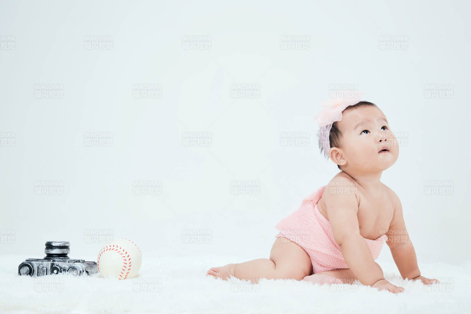 可愛的寶寶在毛茸茸的墊子上玩耍