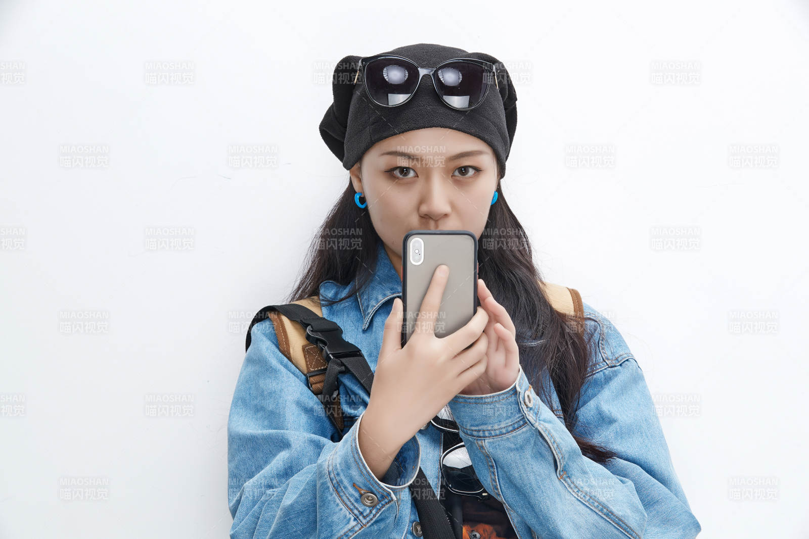 手里拿著手機準備出發的美麗東方女孩