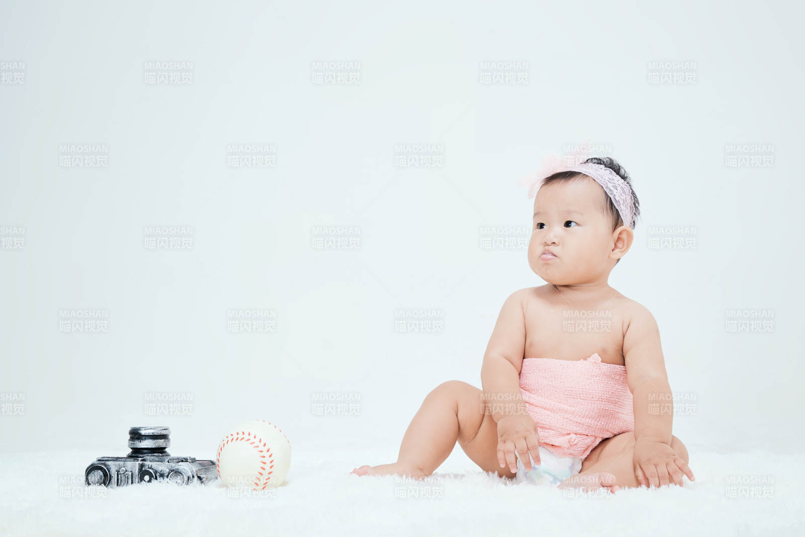 可愛的寶寶在毛茸茸的墊子上玩耍