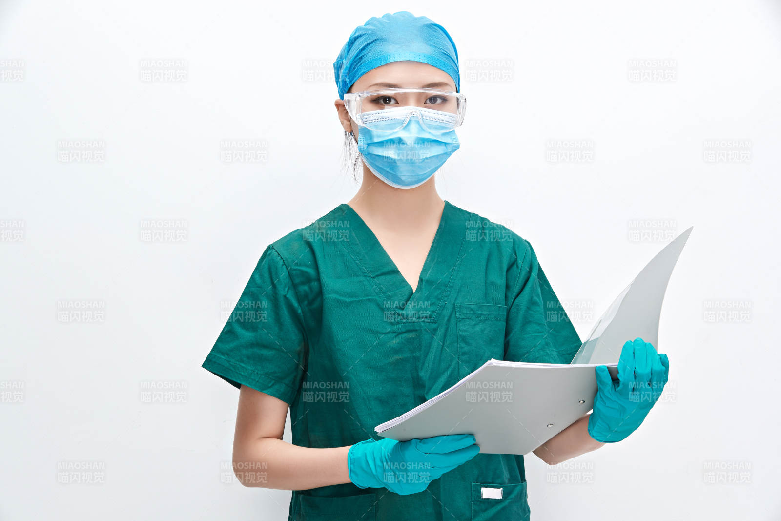 白色背景下的外科手術(shù)醫(yī)療人員形象
