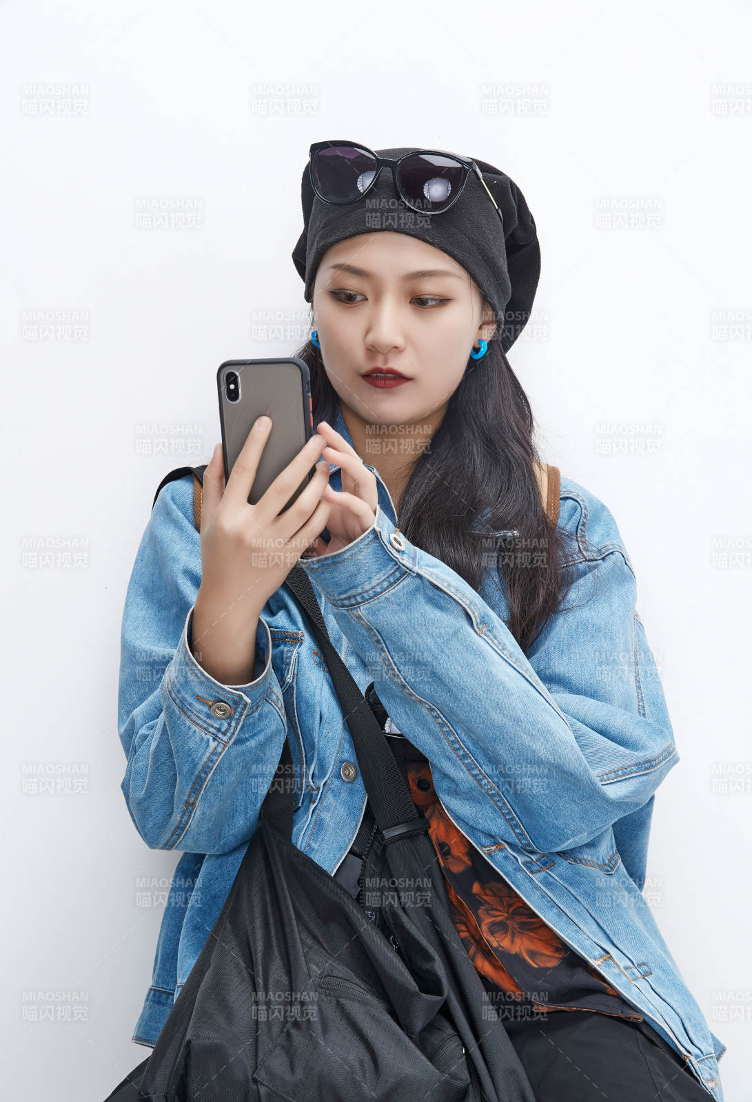 手里拿著手機準備出發的美麗東方女孩