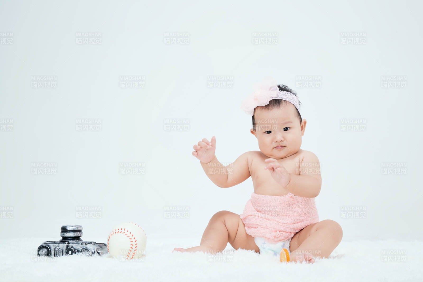 可愛的寶寶在毛茸茸的墊子上玩耍