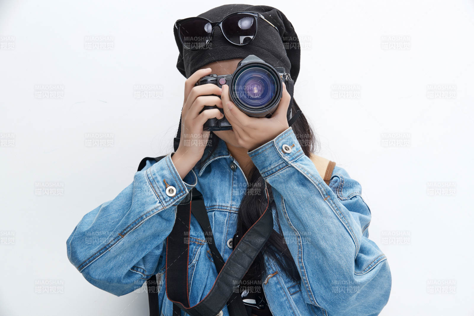 出门旅行手上拿着单反相机的美丽亚洲女孩