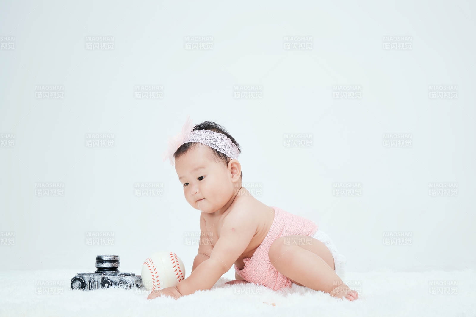 可愛的寶寶在毛茸茸的墊子上玩耍