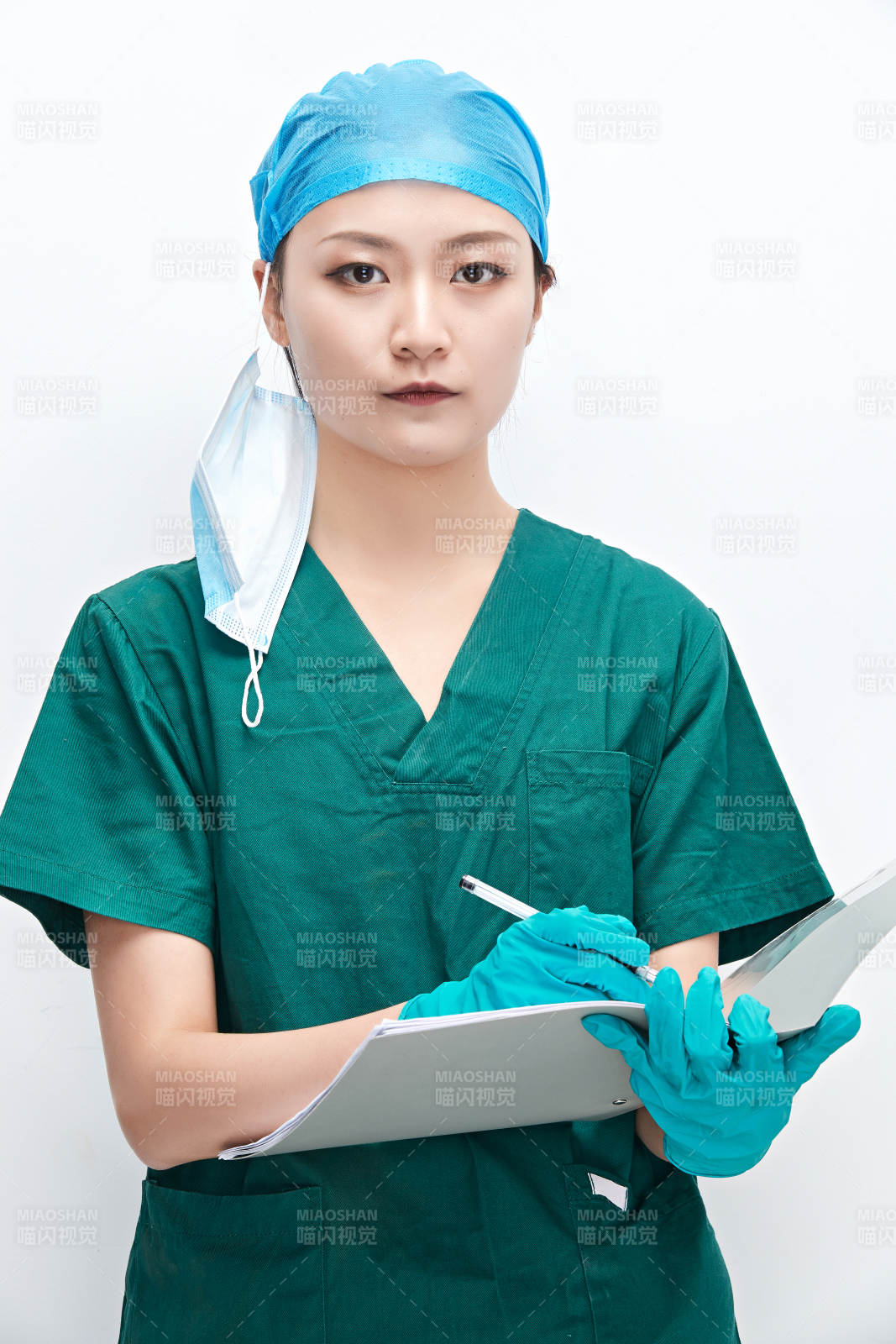 白色背景下的外科手術(shù)醫(yī)療人員形象