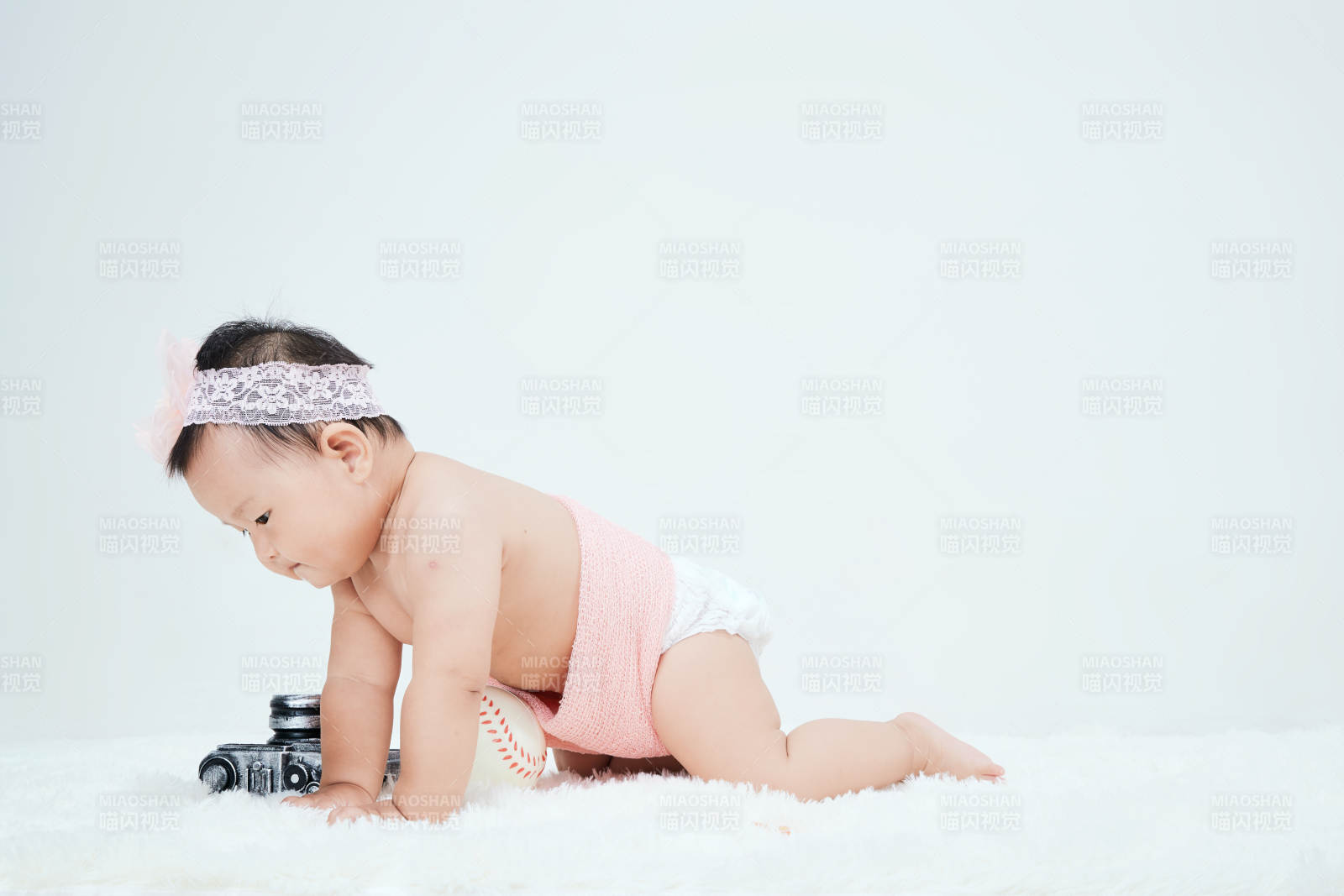 可愛的寶寶在毛茸茸的墊子上玩耍