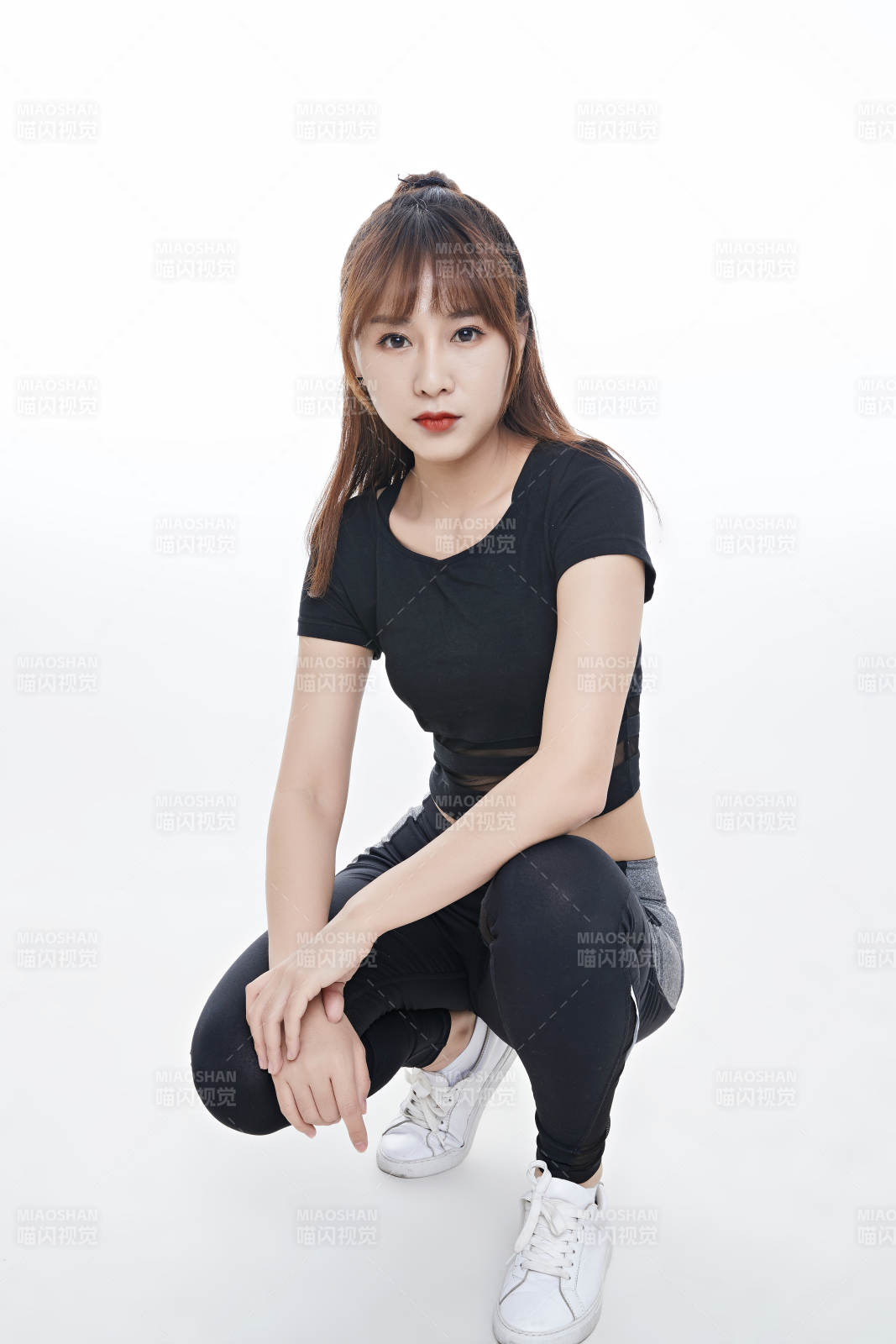 健身的青年女性