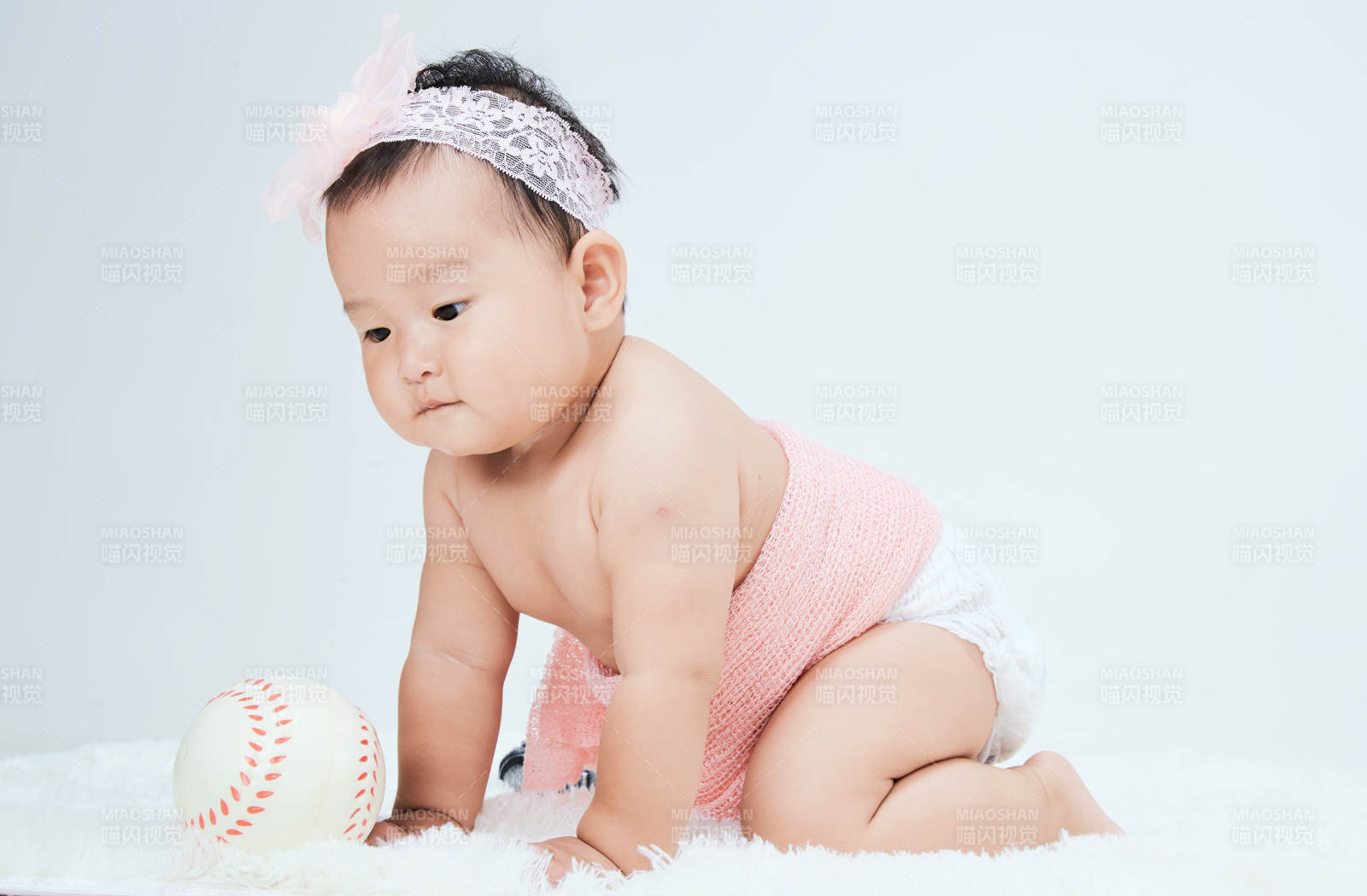 可愛的寶寶在毛茸茸的墊子上玩耍