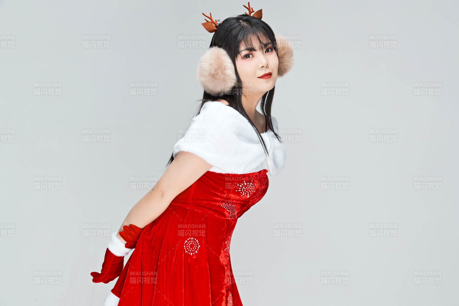 身穿圣誕服飾的性感可愛亞洲少女