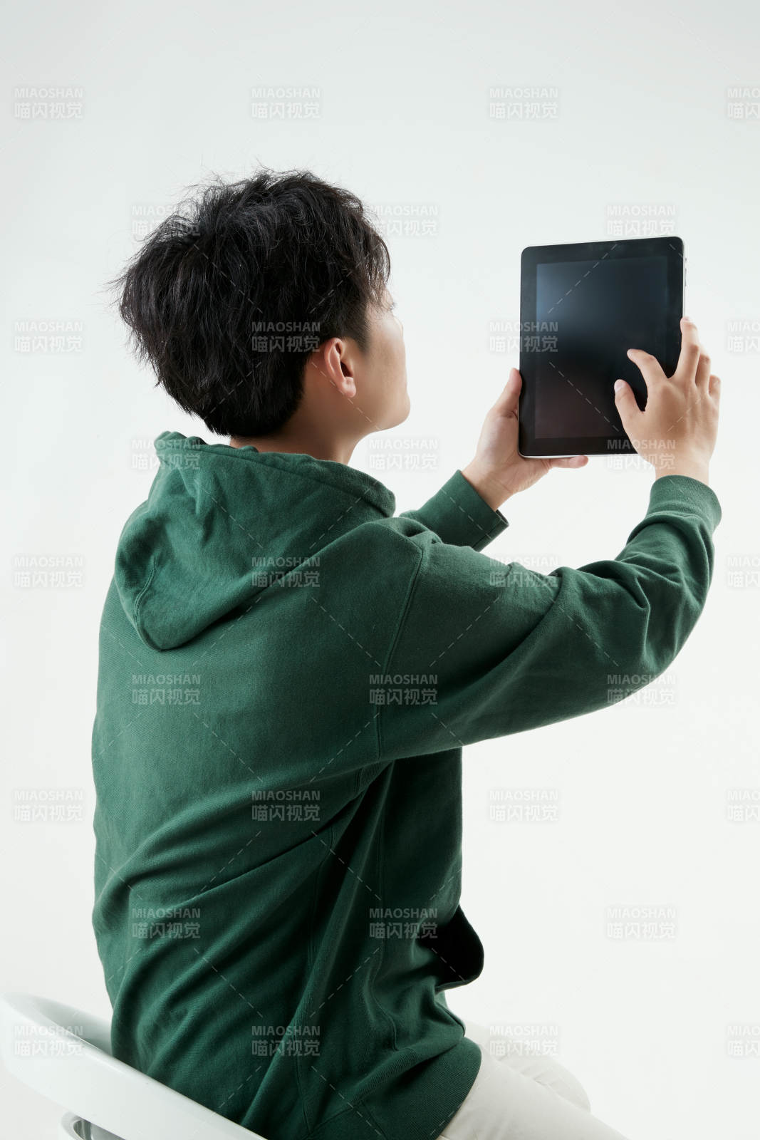 沉浸在網(wǎng)絡(luò)戀愛世界的青年男子