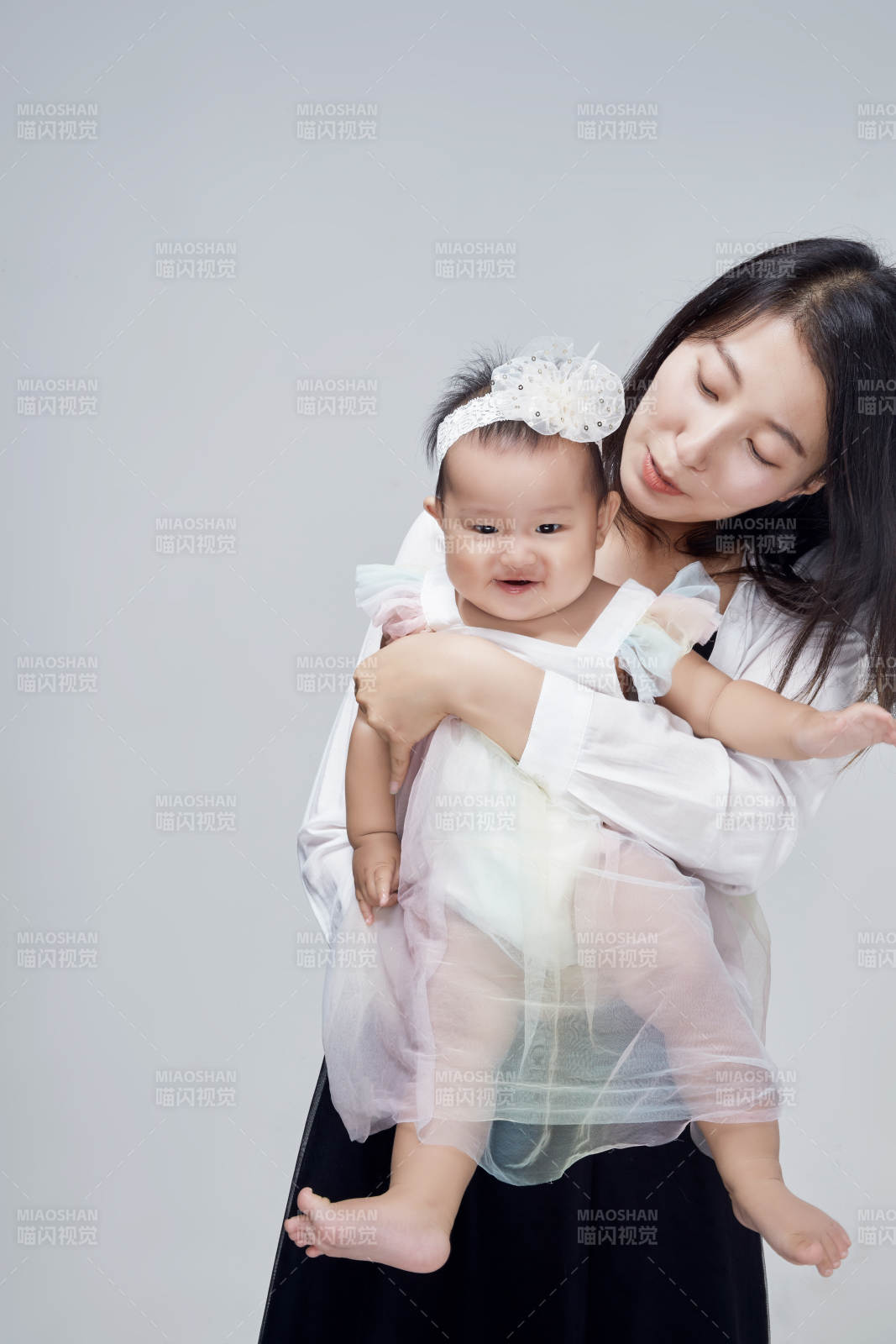 媽媽陪伴寶寶快樂的玩耍