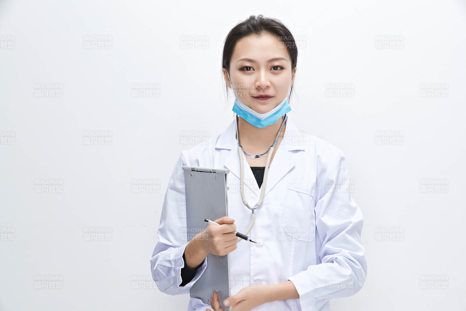 白色背景下手持病历夹的巡查医生人像