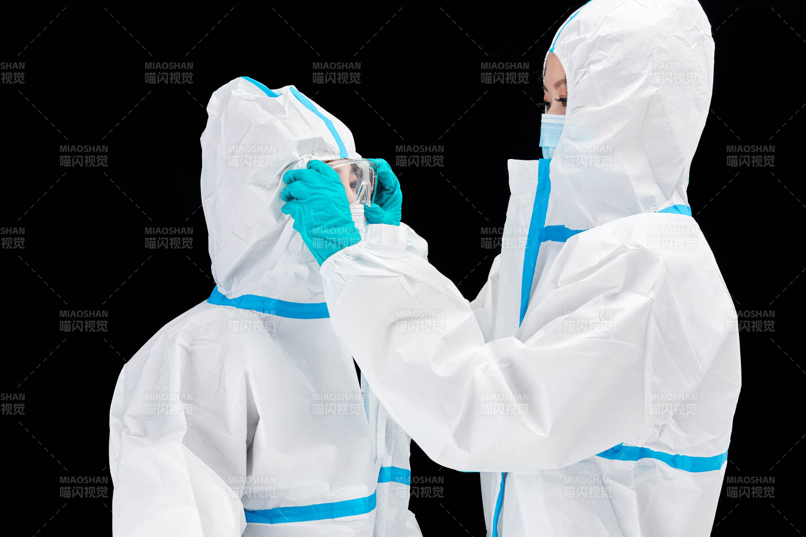 穿白色防護服佩戴護目鏡口罩的防疫人員