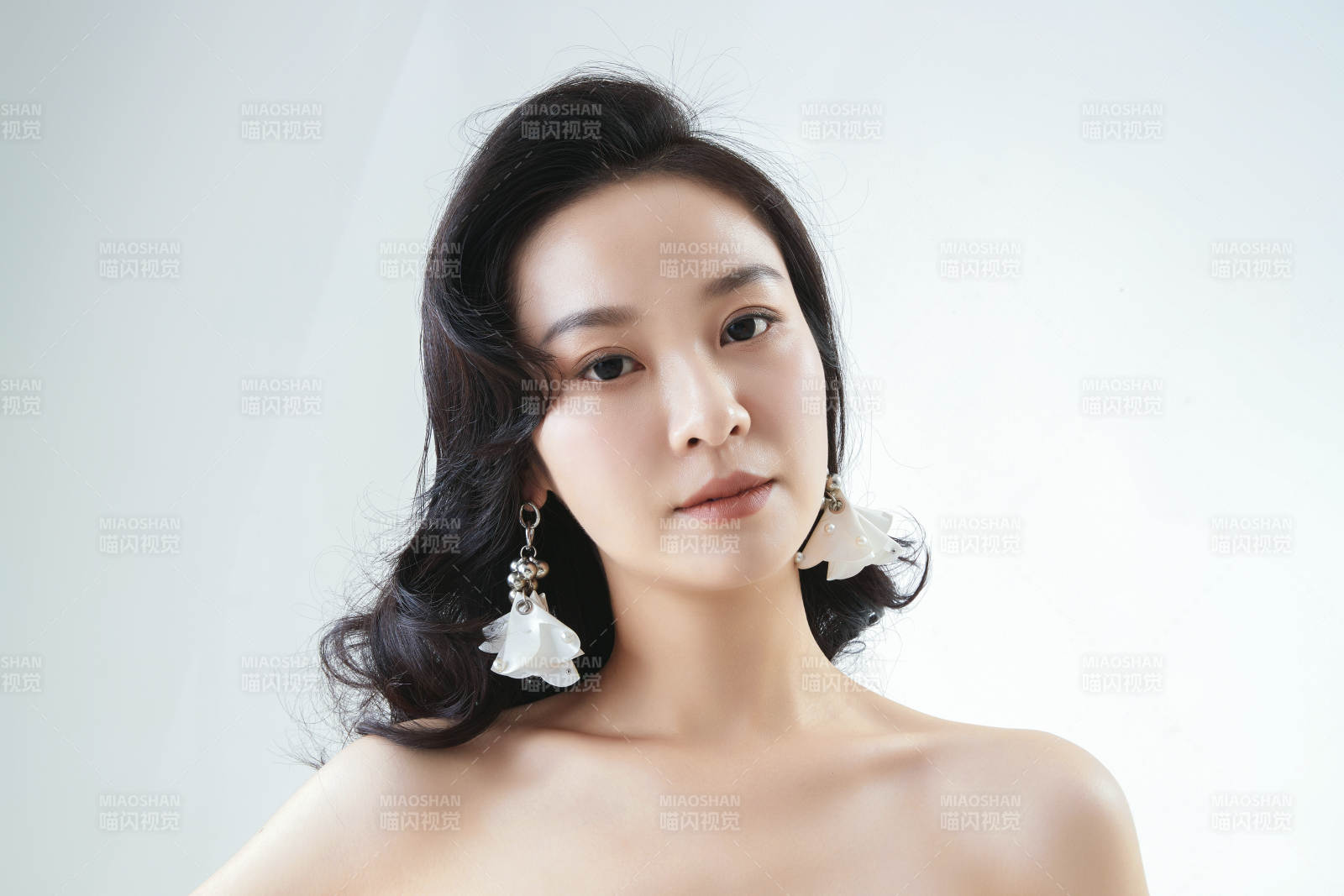 棚拍白色背景下的潔白婚紗新娘美妝