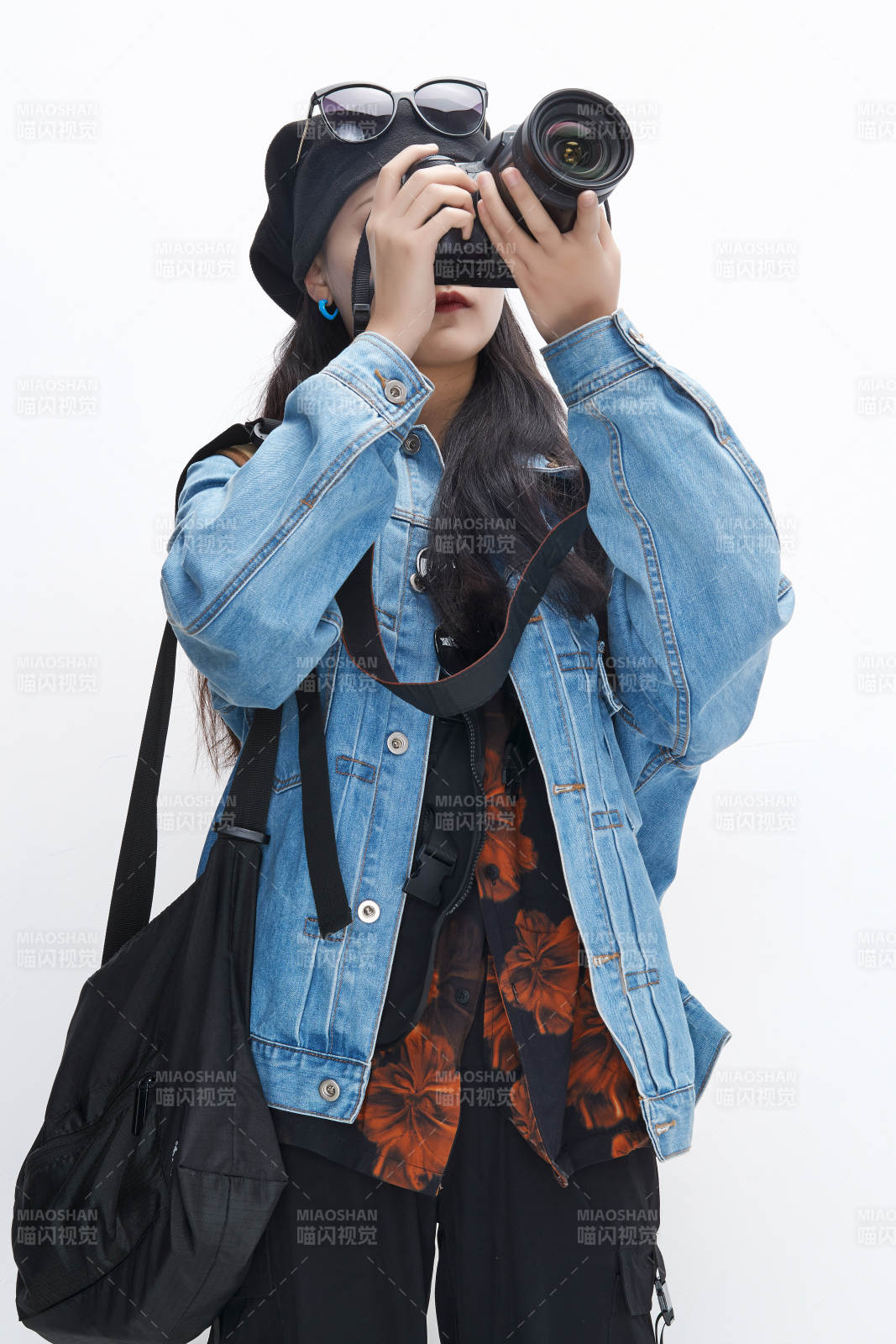 出門旅行手上拿著單反相機的美麗亞洲女孩