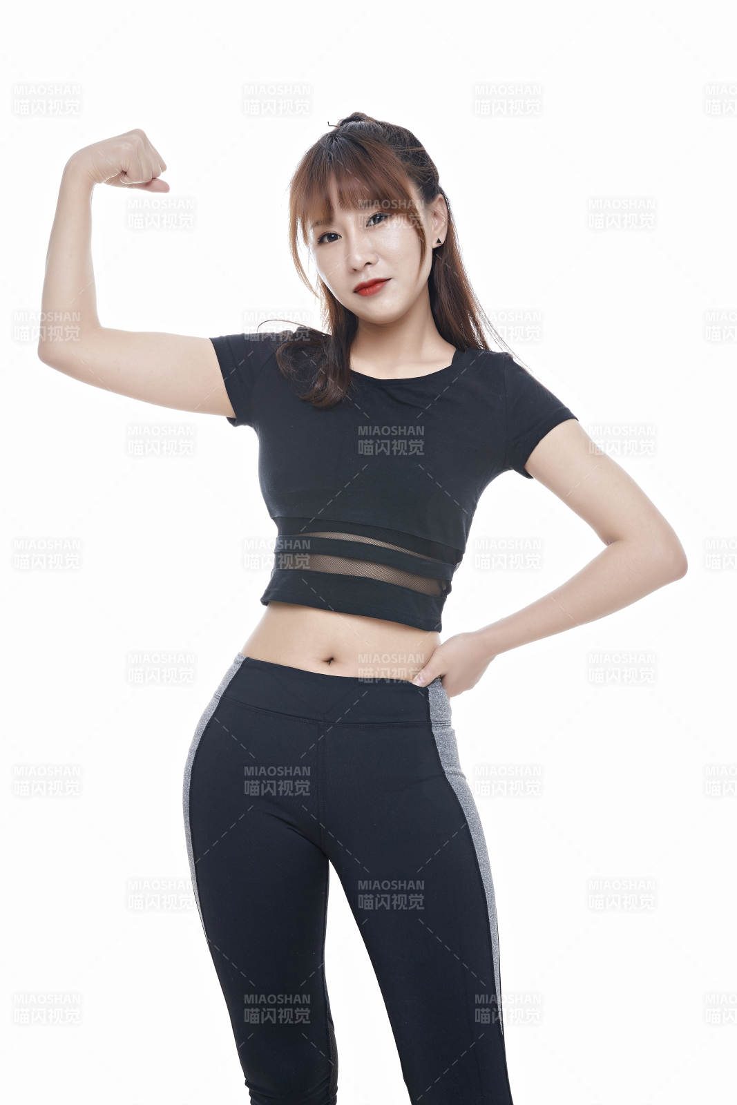 健身的青年女性