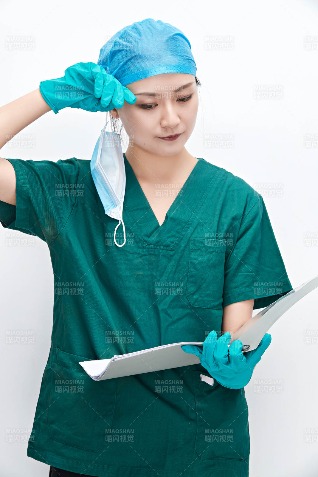 白色背景下的外科手術醫療人員形象