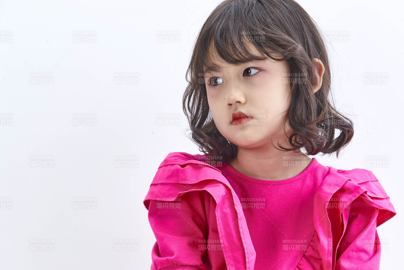 白色背景里坐在凳子上的可愛的亞洲小女孩兒童