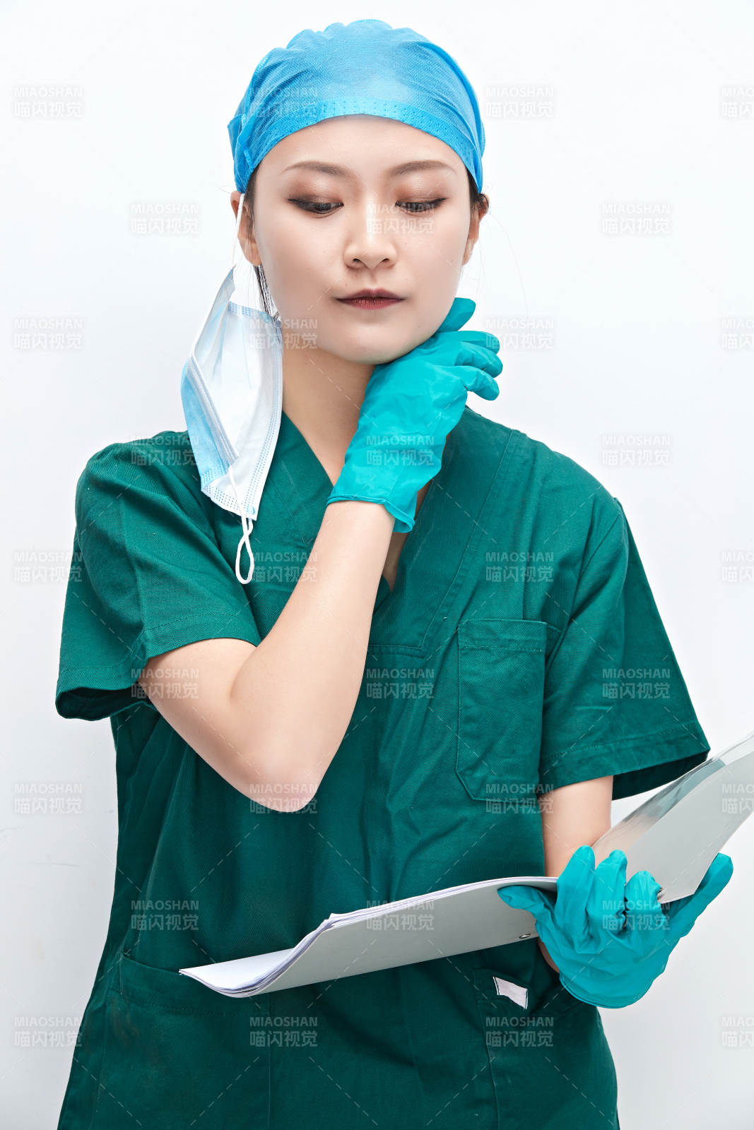 白色背景下的外科手術醫療人員形象