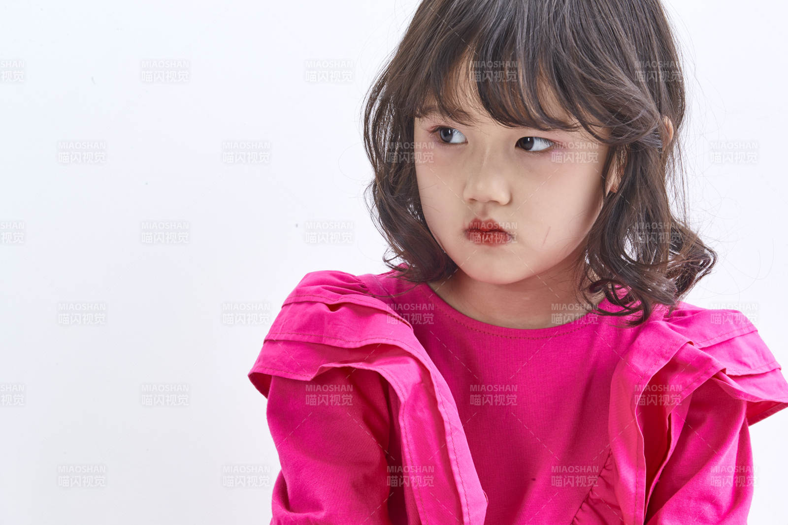 白色背景里坐在凳子上的可愛的亞洲小女孩兒童