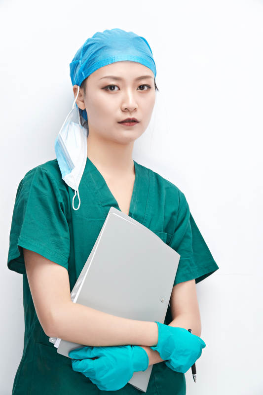 白色背景下的外科手术医疗人员形象