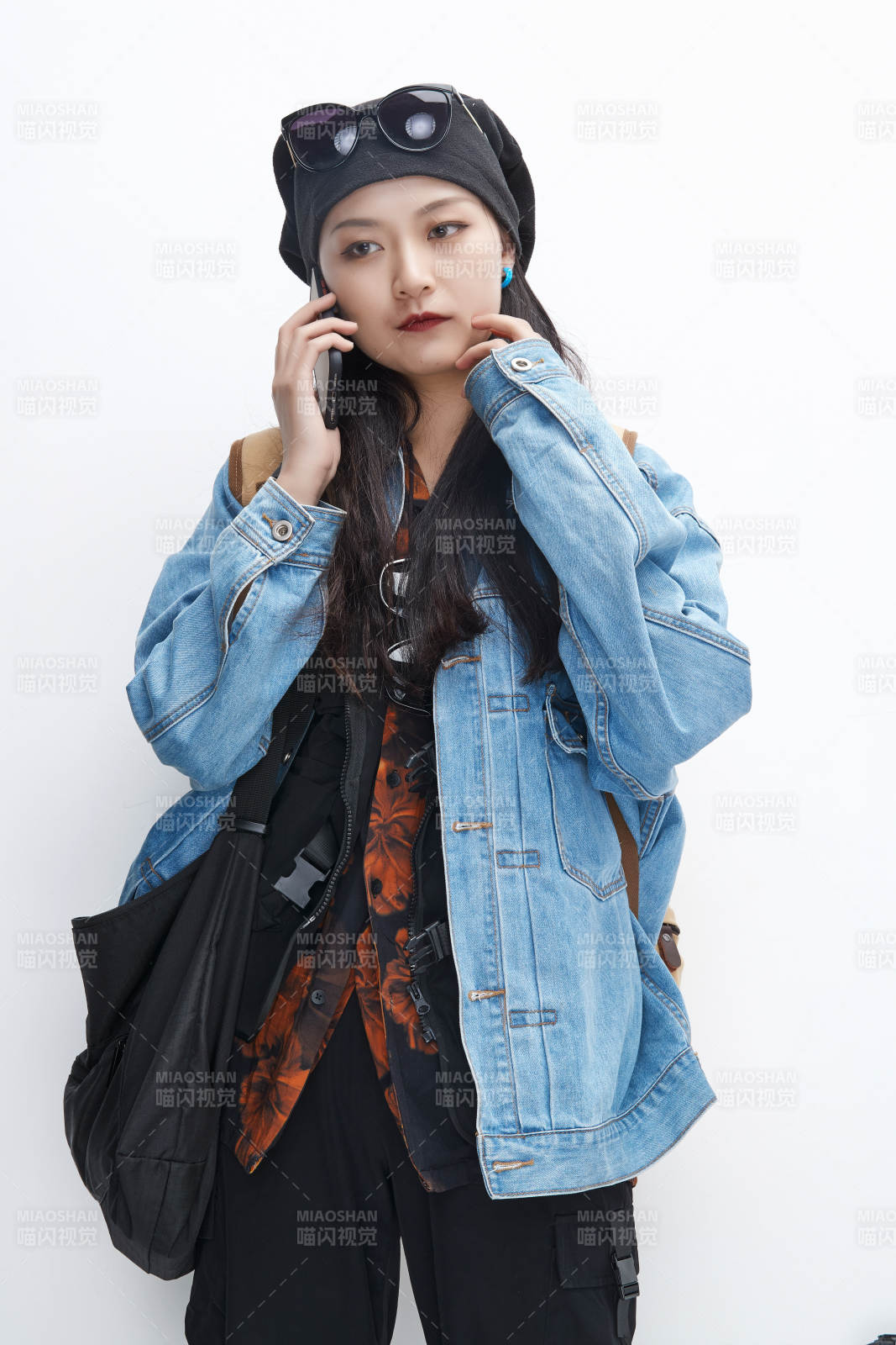 出門旅行手上拿著單反相機(jī)的美麗亞洲女孩