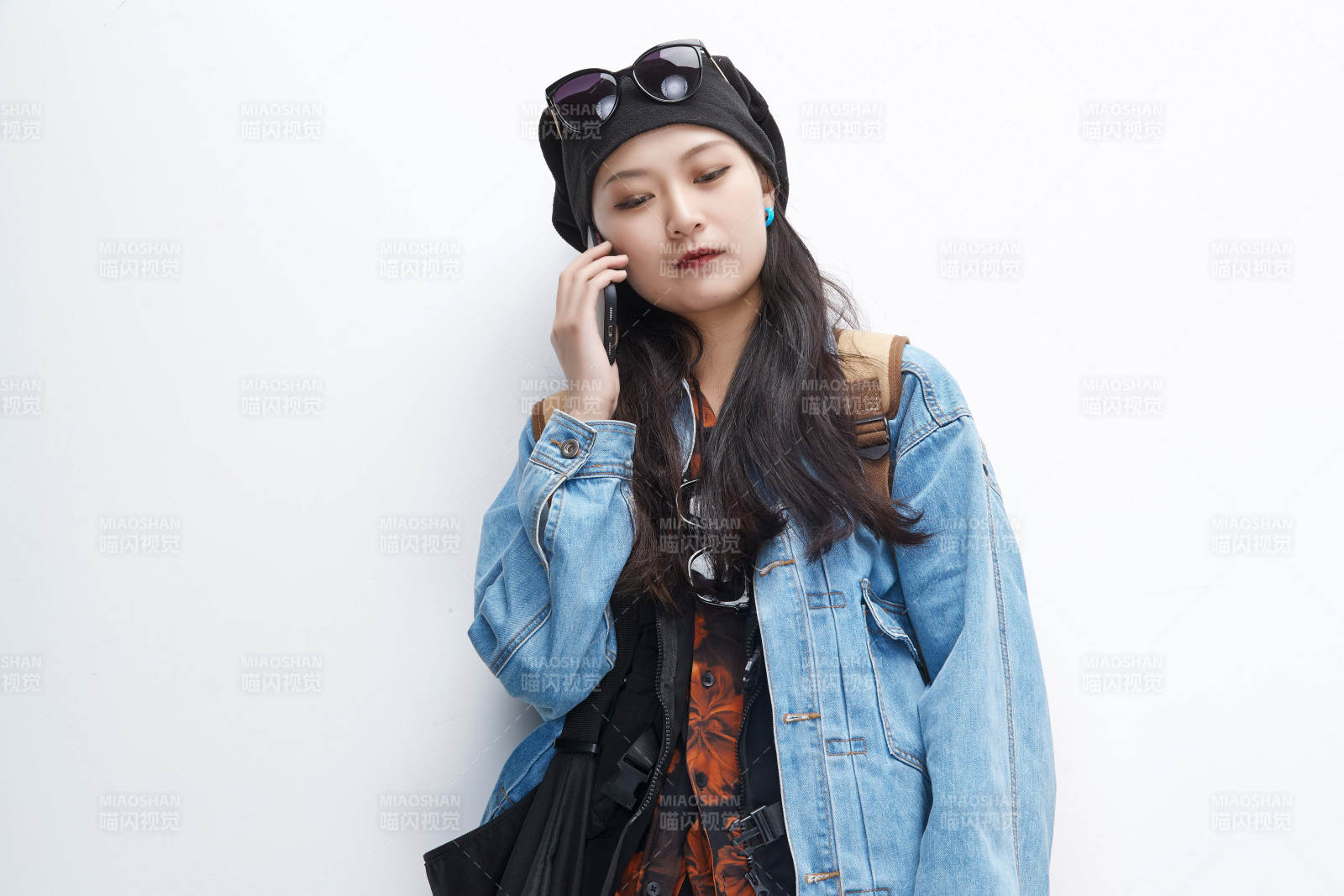 出門旅行手上拿著單反相機的美麗亞洲女孩