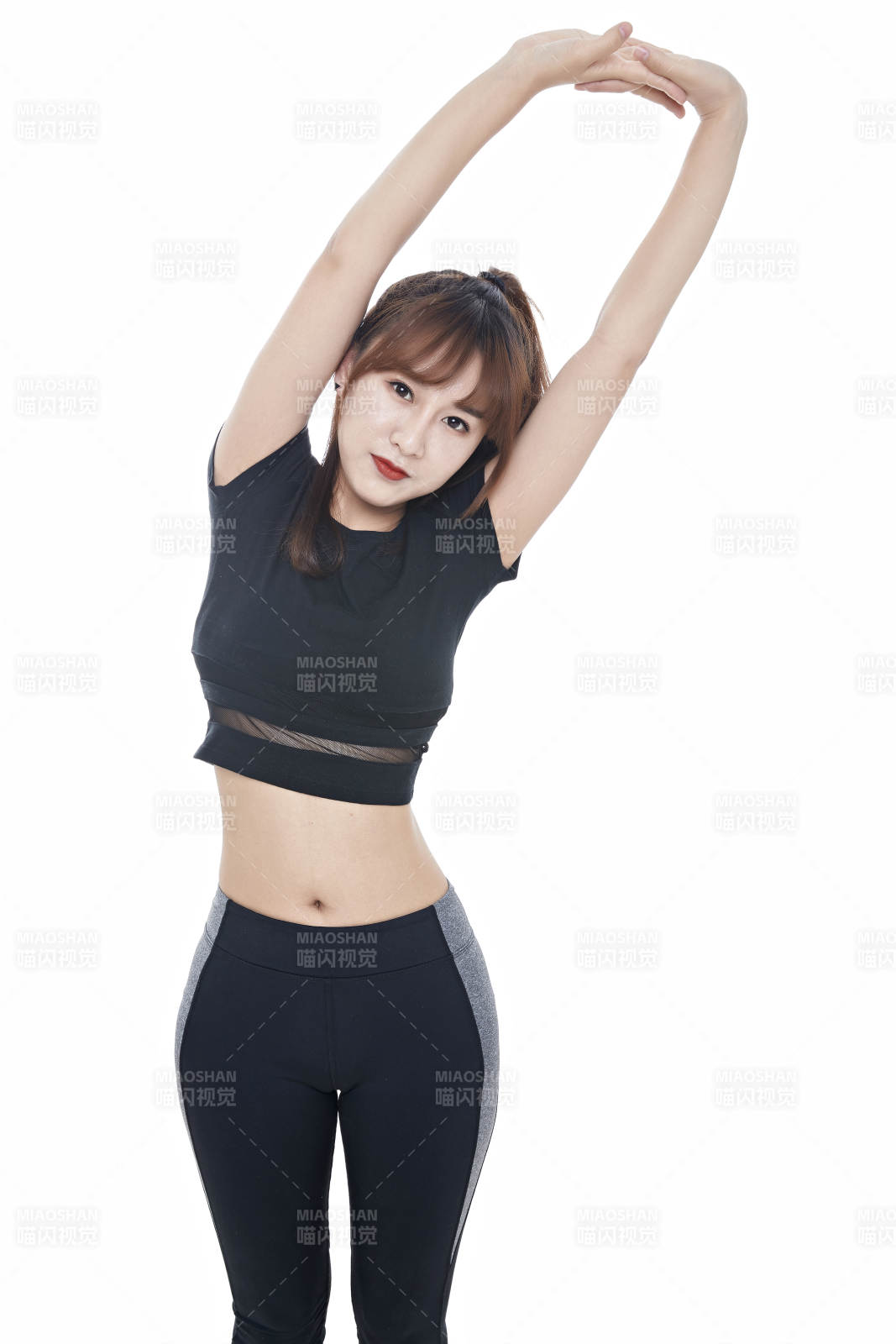 健身的青年女性