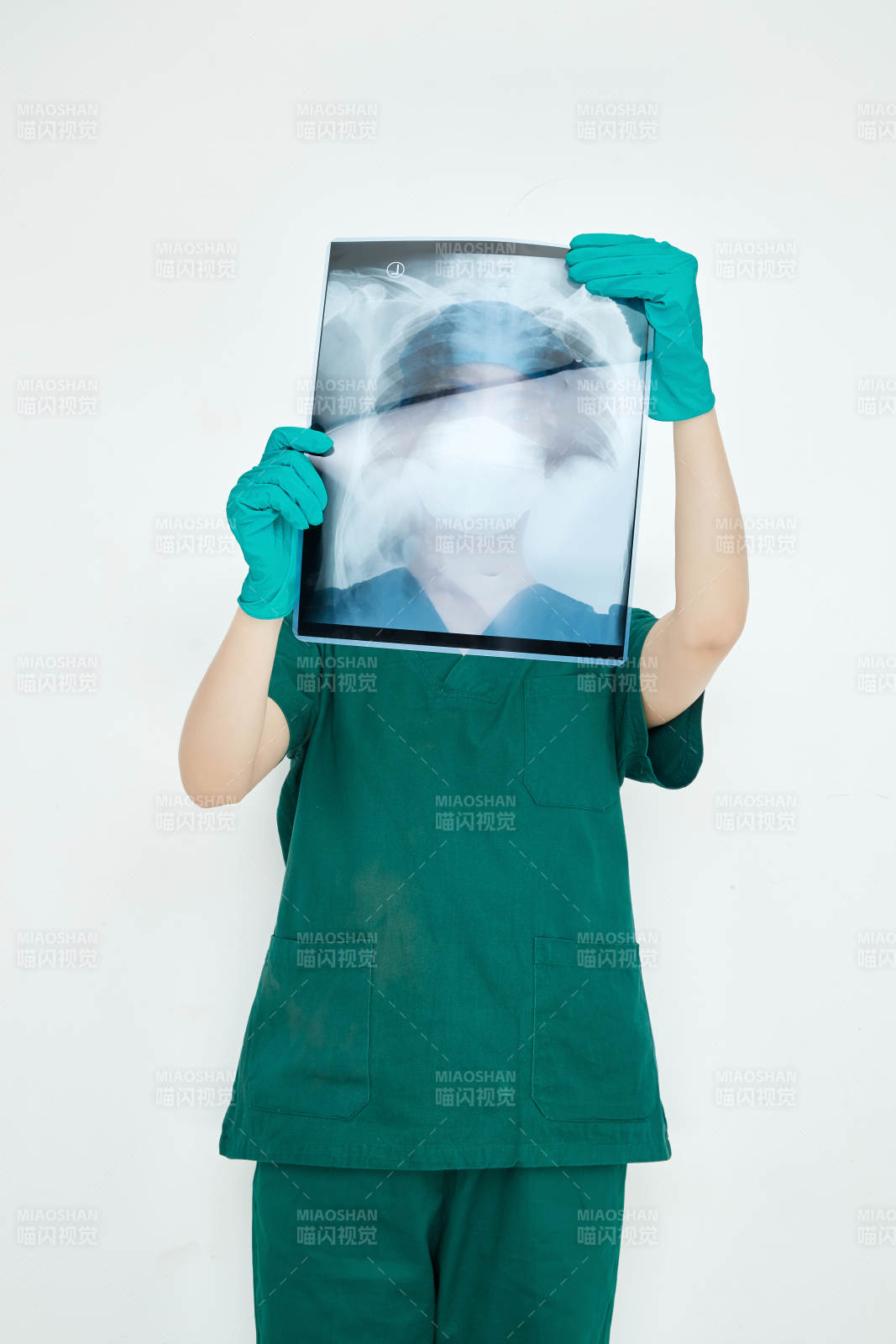 認真查看X光片的外科手術醫生